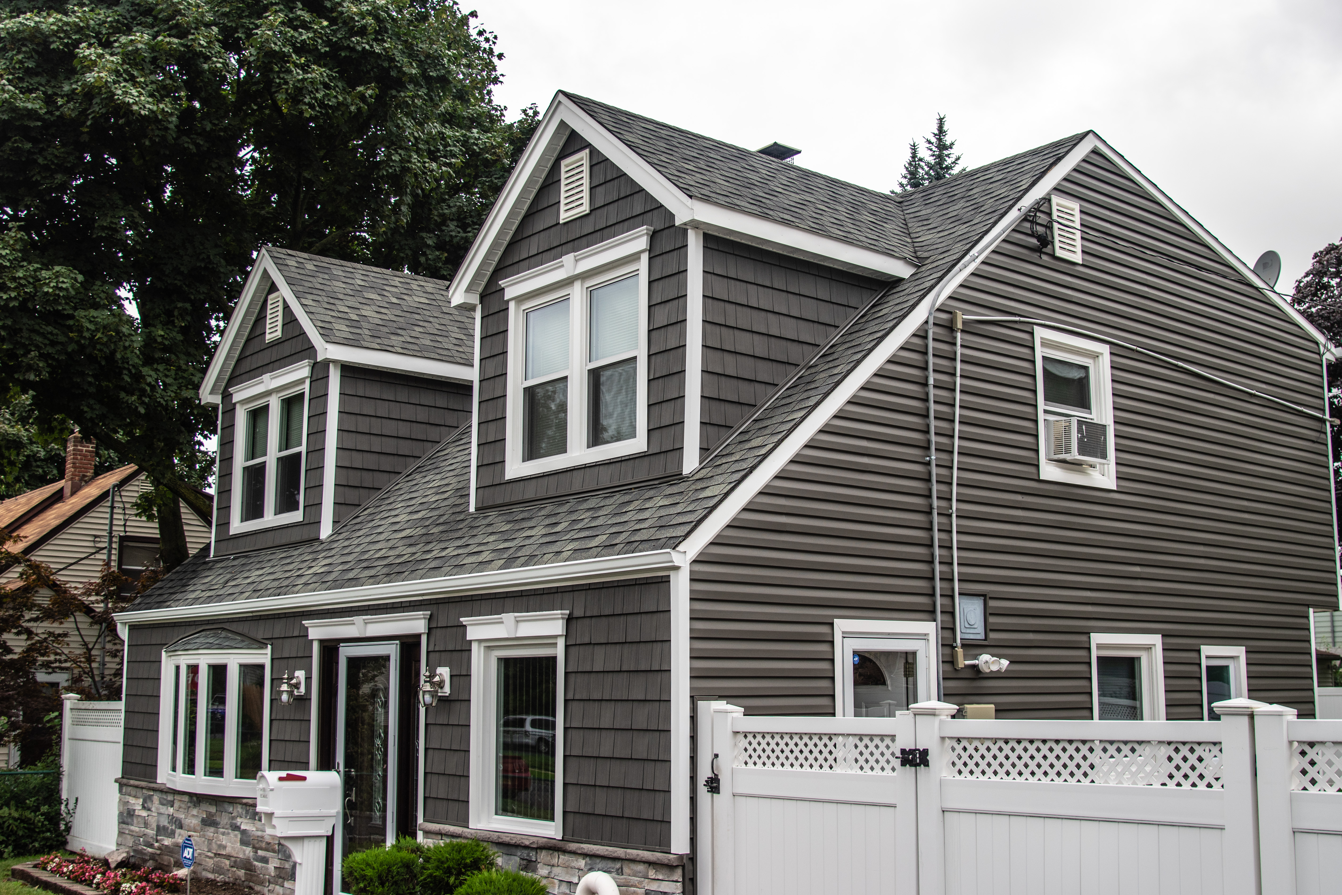 Levittown home with new siding by Brothers Aluminum